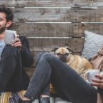 Encuentra el regalo perfecto para hombres este San Valentín 22 pareja enamorada riendo