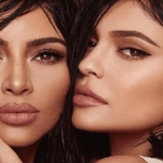 Kylie Jenner y Kim Kardashian: así salen en sus fotos de DNI 22 Kylie Jenner y Kim Kardashian