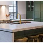 Hermanos Scott: una marca española se cuela en las reformas de Celebrity IOU 25 Neolith hermanos Scott