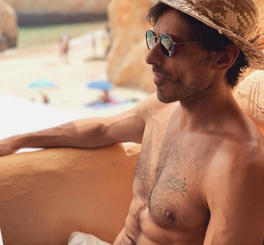 Los mejores posados en bañador de nuestros famosos e influencers favoritos 17