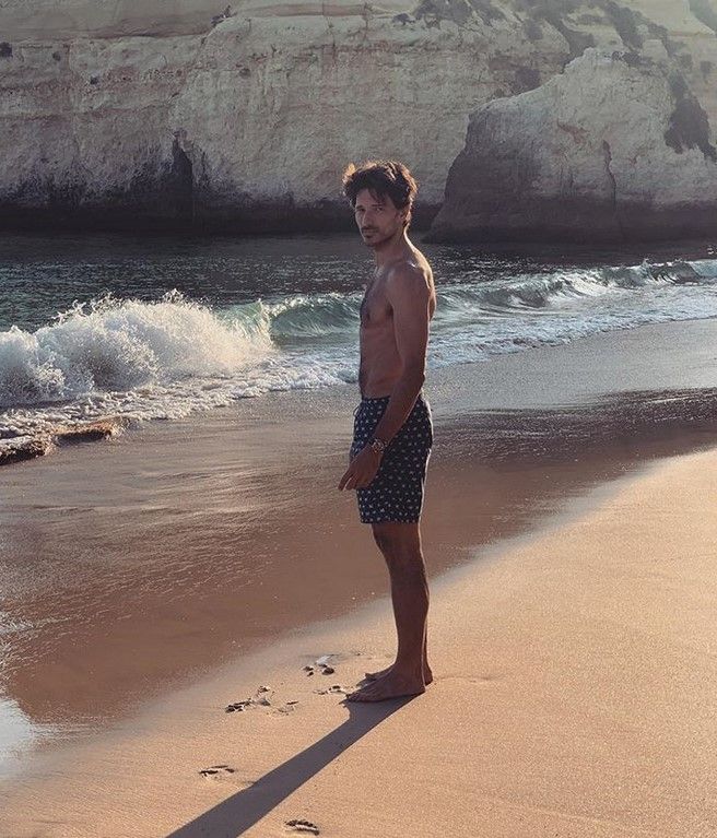 Los mejores posados en bañador de nuestros famosos e influencers favoritos 18