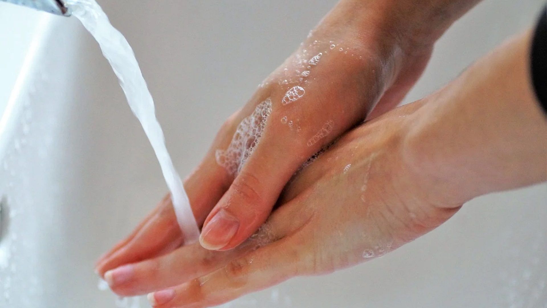 ¿Ya empiezas a notar en tu piel los estragos de llevar mascarilla? Sigue estos consejos para evitarlos 2