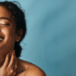 Consigue el efecto Hailey Bieber integrando este paso en tu rutina de belleza