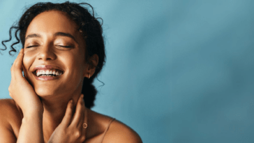 Consigue el efecto Hailey Bieber integrando este paso en tu rutina de belleza