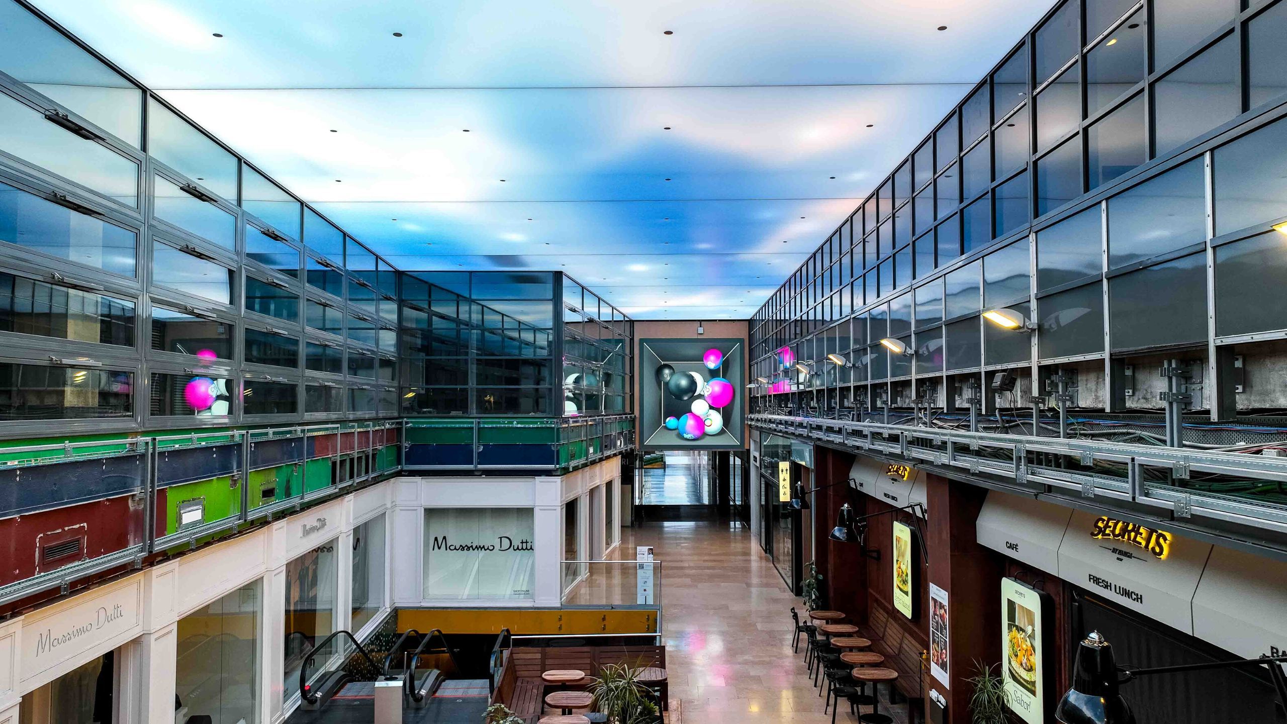 Un gigantesco lienzo de iluminación digital de 1.100m2 deslumbra el centro comercial L'illa Diagonal 8