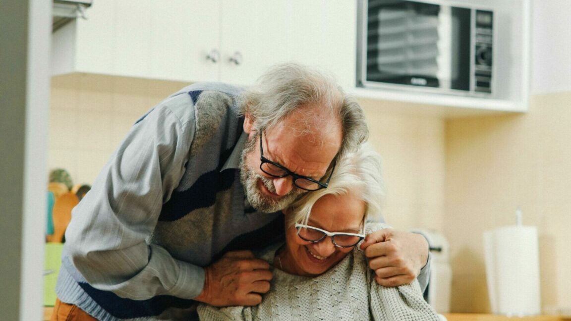 6 beneficios de los abrazos que mejoran la salud física y mental en las personas mayores 1