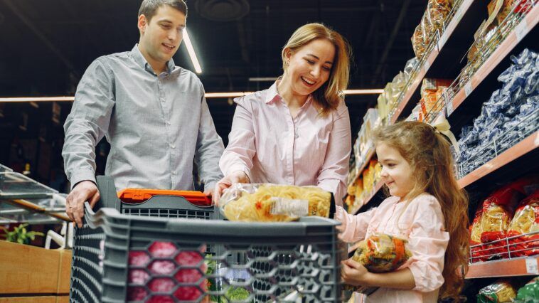 El 37% de las familias negocia o cede ante sus hijos al llenar la cesta de la compra 3